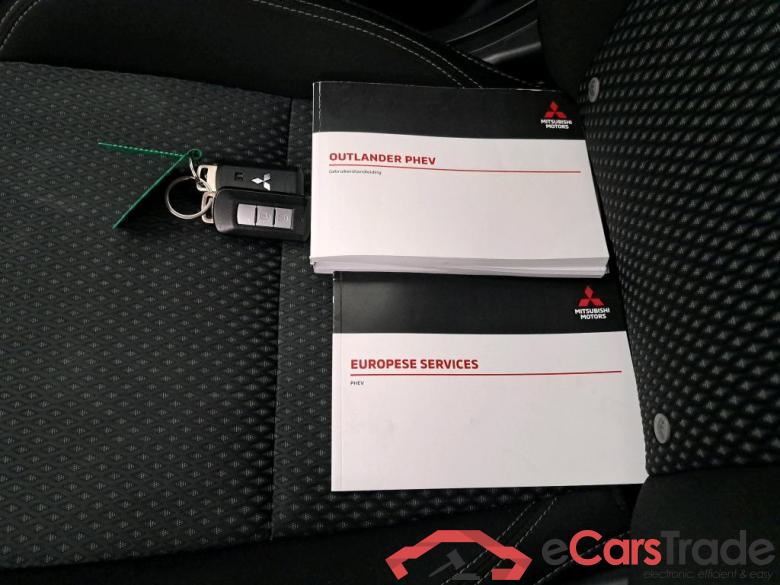 Mitsubishi Outlander '15 Mitsubishi Outlander PHEV Pure 5d #4