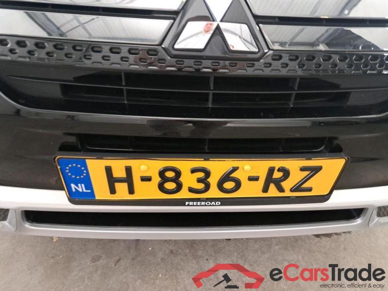 Mitsubishi Outlander '15 Mitsubishi Outlander PHEV Pure 5d #5
