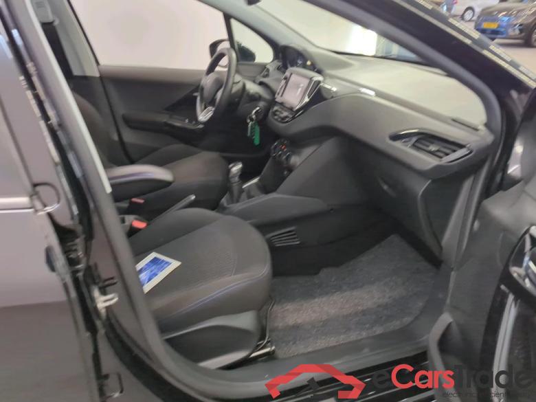 Peugeot 208 11-18 Peugeot 208 Signature 1.2 PureTech 82 5d #3