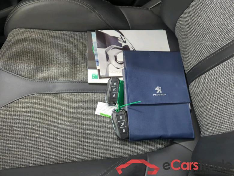 Peugeot 5008 17 - 20 Peugeot 5008 Allure PureTech 130 EAT8 5d #4