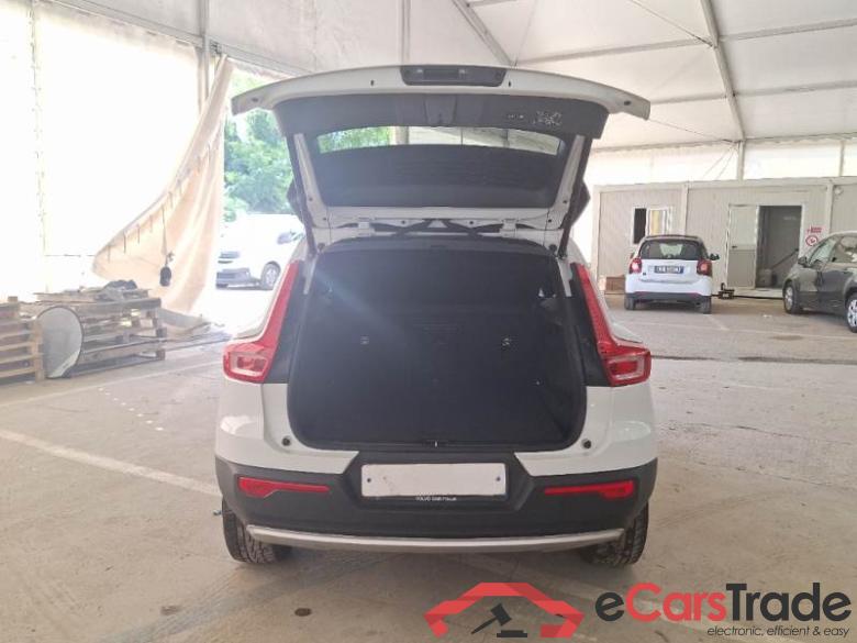 Volvo 175 VOLVO XC40 / 2017 / 5P / SUV D3 MOMENTUM PRO #5