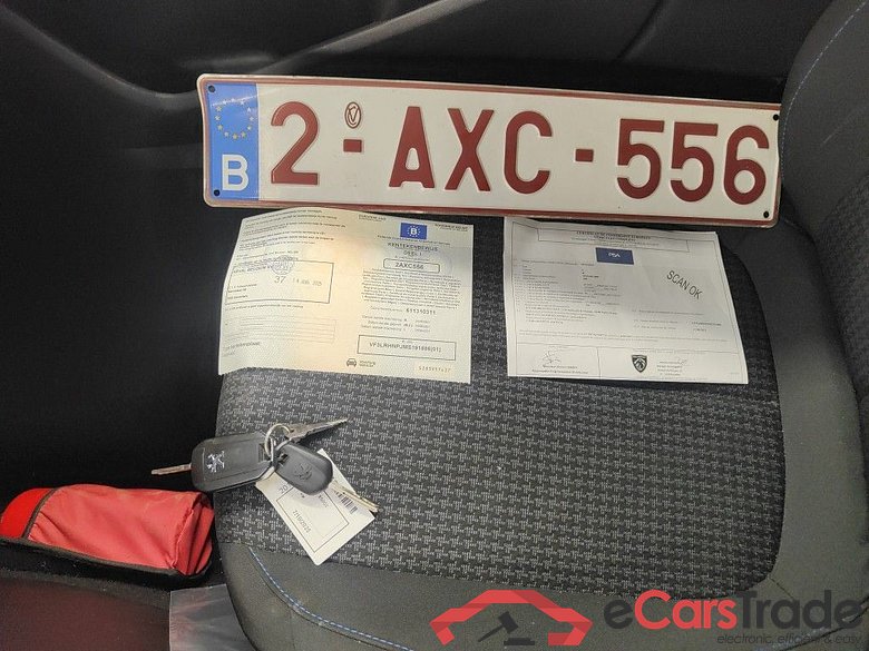 Peugeot 308 SW 1.2 PureTech 110 S&S Style 5d #4