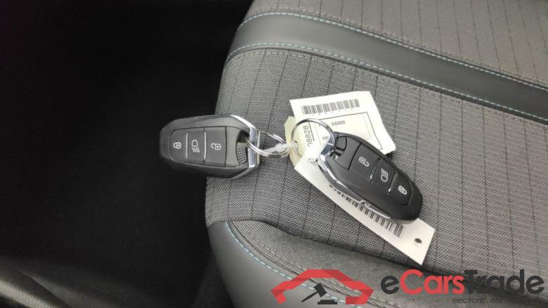 PEUGEOT E-2008 50 kWh Allure 5d #4