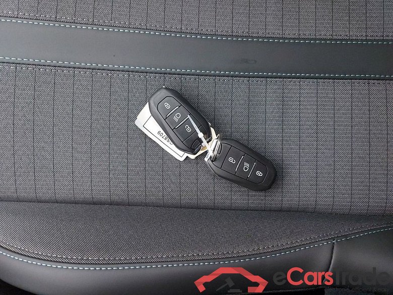 PEUGEOT E-2008 50 kWh Allure 5d #4