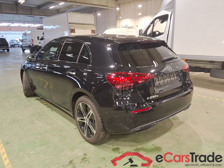 MERCEDES-BENZ A-CLASS 1.3 A 250 E LUXURY LINE DCT #2