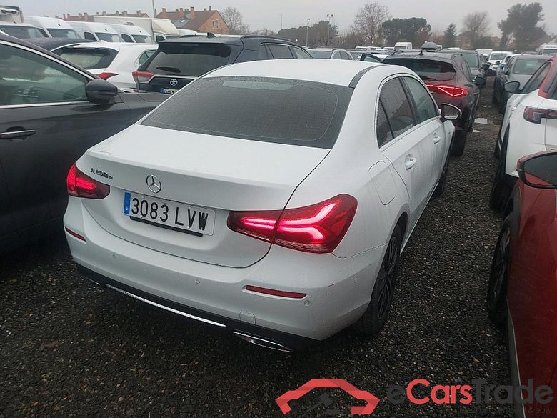 MERCEDES-BENZ Clase A / 2018 / 4P / sedán Sedán A 250 e #2