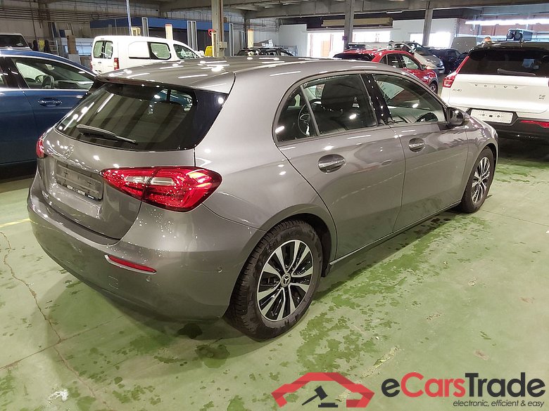 MERCEDES-BENZ A-CLASS 1.3 A 180 ESSENTIAL LINE DCT #4