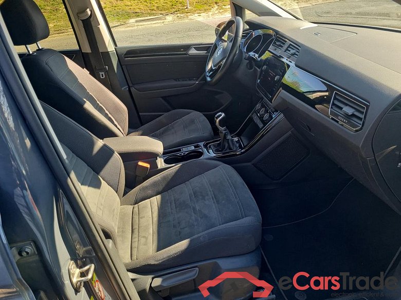 VOLKSWAGEN - VW  TOURAN TDi 122PK Highline Pack Light & Family & Easy Open & App Connect & Foldable Towing Hook & Rear PDC #3