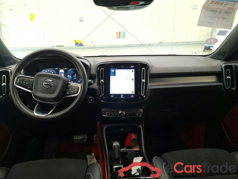 VOLVO XC40 / 2017 / 5P / SUV Recharge T5 262 DCT7 R-Design #5